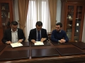 Momento de la firma con nuestro Alcalde Ramón Fernández, el concejal Carlos Sánchez y nuestro presidente Indalecio Segura