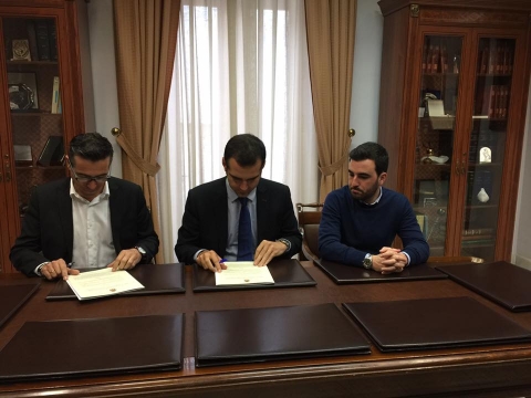 Momento de la firma con nuestro Alcalde Ramón Fernández, el concejal Carlos Sánchez y nuestro presidente Indalecio Segura