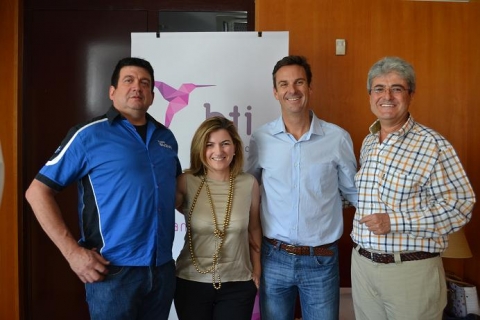 Los doctores Esther Muñoz y Eduardo Crooke, dictantes del curso, en el centro de la imagen; El Dr. Stambolsky (izq) y el Dr. Guisado (dcha.), miembros de la Junta de Gobierno